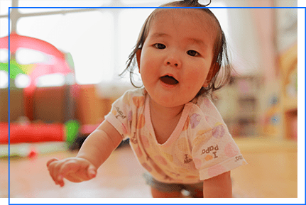 はいはいしている園児