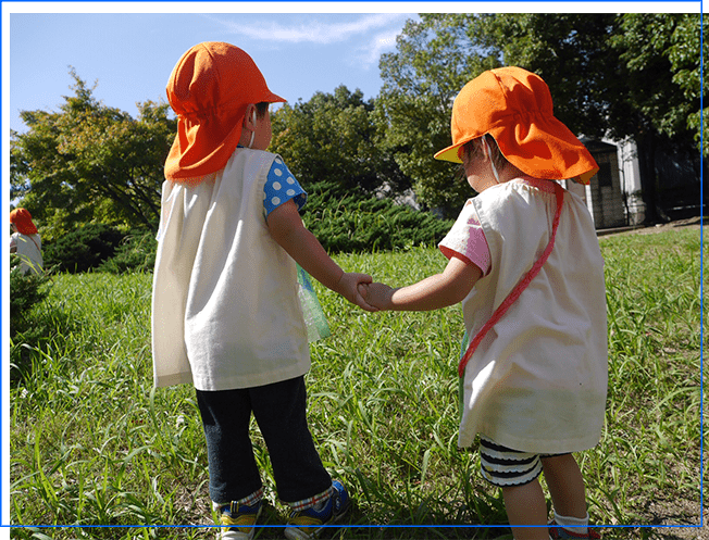 手を繋いでいる園児