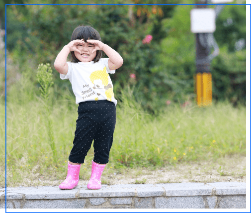 双眼鏡の真似している子