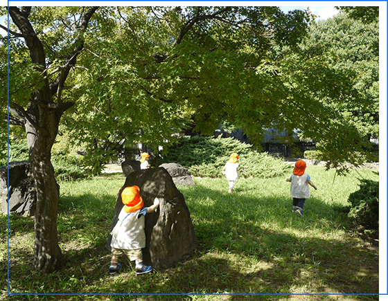 公園で遊ぶ様子