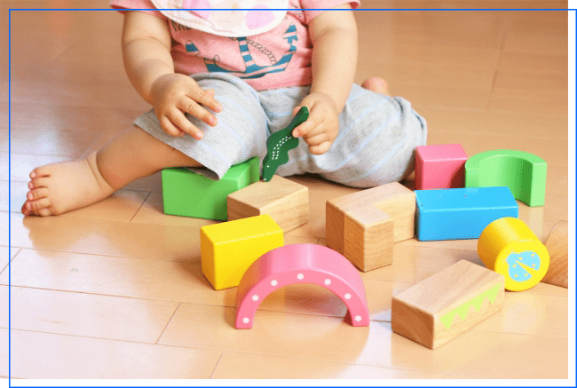 積木で遊ぶ幼児