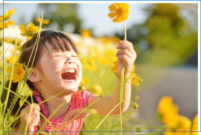 コスモスと笑顔の女の子