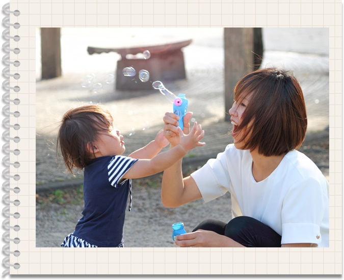 先生とシャボン玉で遊ぶ様子