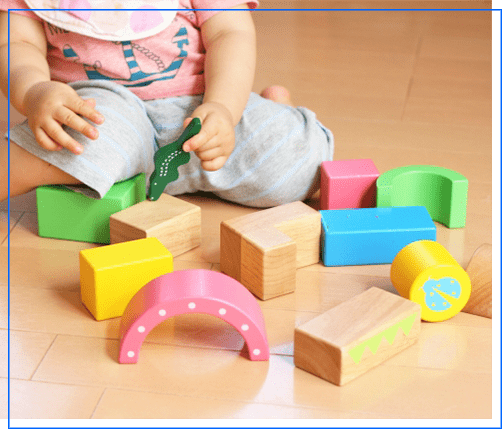 積木で遊ぶ幼児